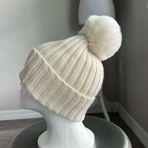 Athleta women’s cream colored knit hat with pom pom